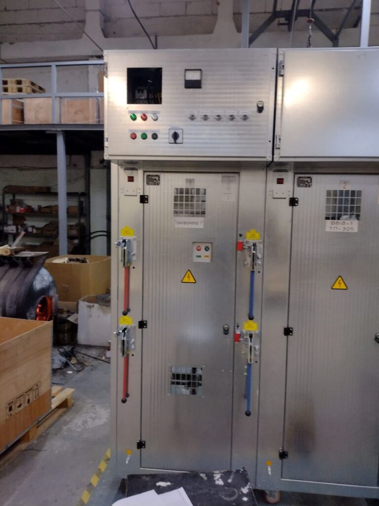 Assembly of switchgear cubicles with disconnector operating drives in production workshop