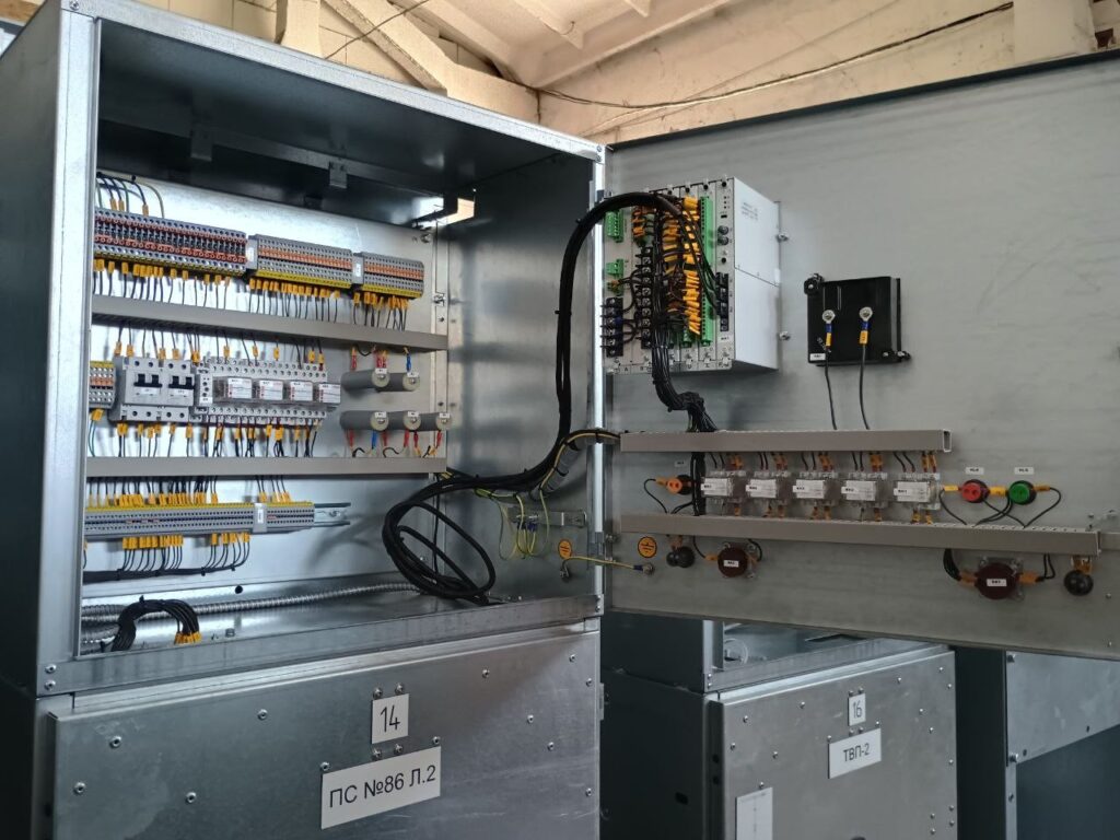 Secondary circuits cabinet of substation feeder cell with microprocessor control unit