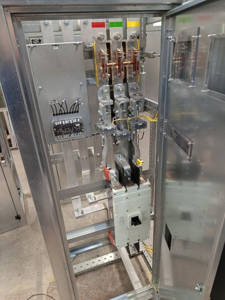 Assembly of a 0.4 kV distribution panel: knife switch, current transformers, breaker