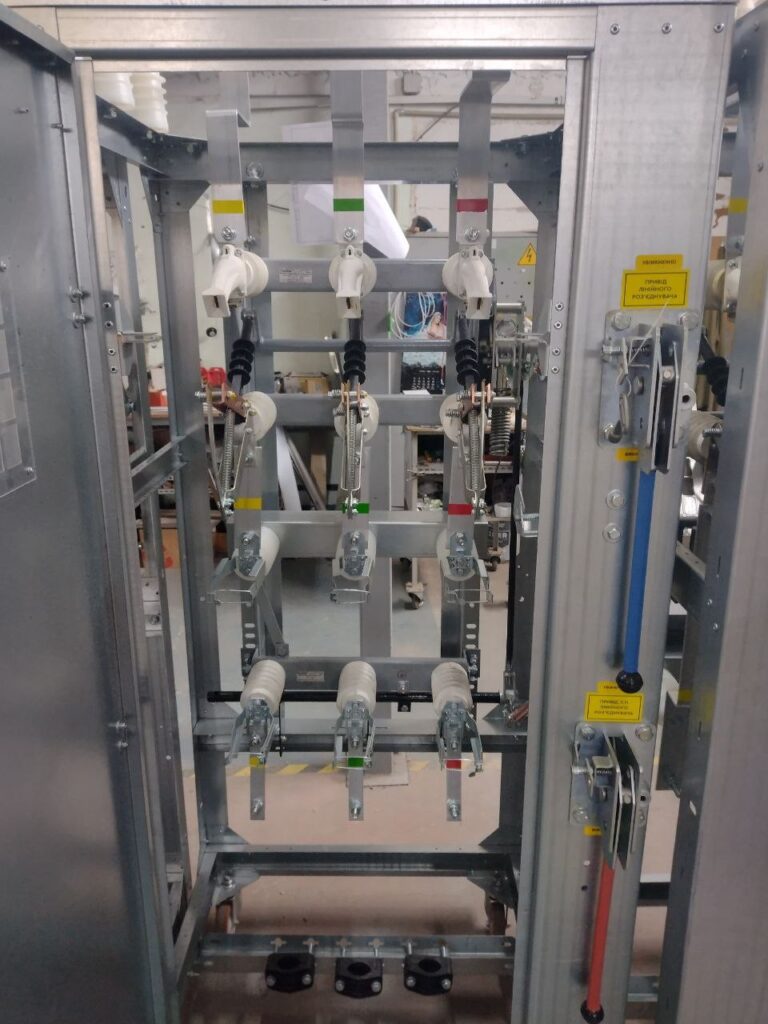 Switchgear cell 6–10 kV with three-pole line disconnector on post insulators