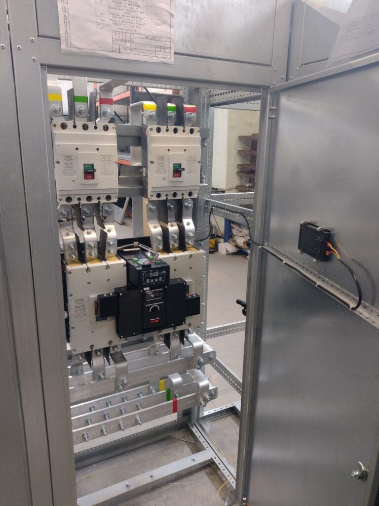 Assembly of 0.4 kV main distribution board with moulded case circuit breakers