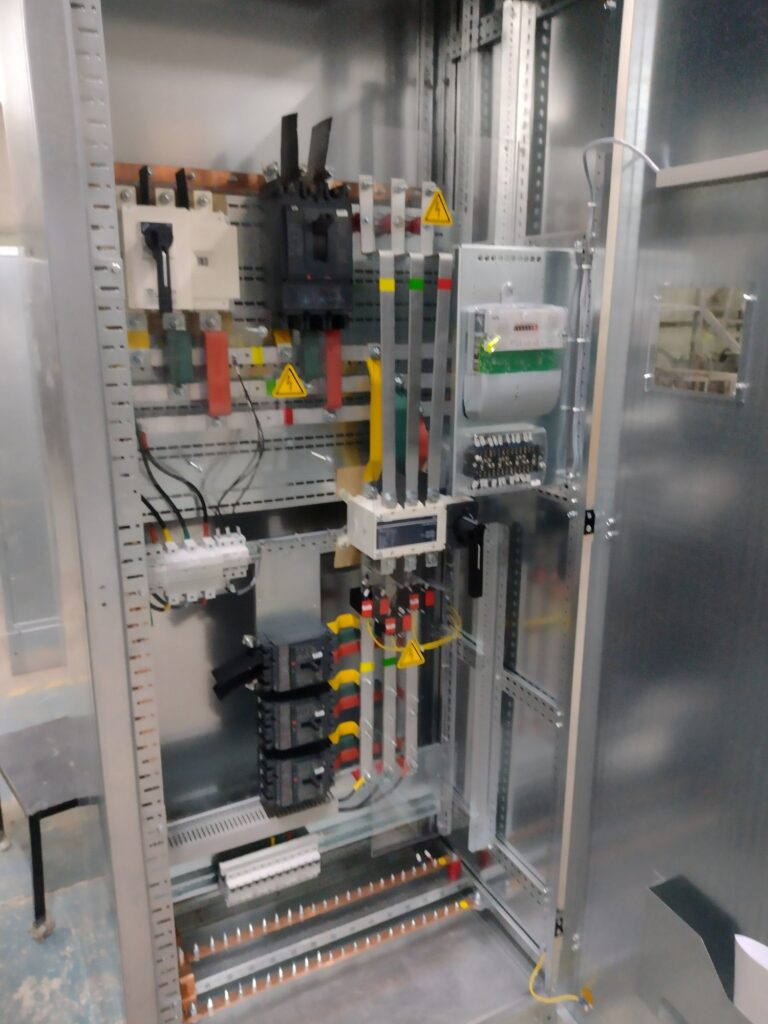 Incoming 0.4 kV cabinet interior: switch disconnector, energy meter and current transformers