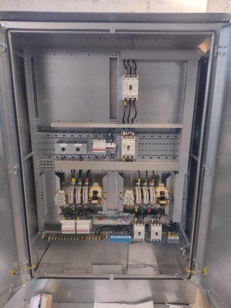 Low-voltage 0.4 kV cabinet wiring: moulded case breaker, contactors and modular breakers