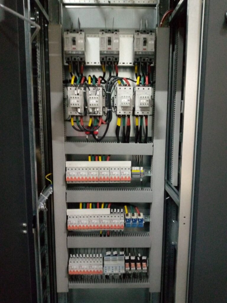 Inside a 0.4 kV distribution cabinet: moulded-case breakers, contactors and modular devices