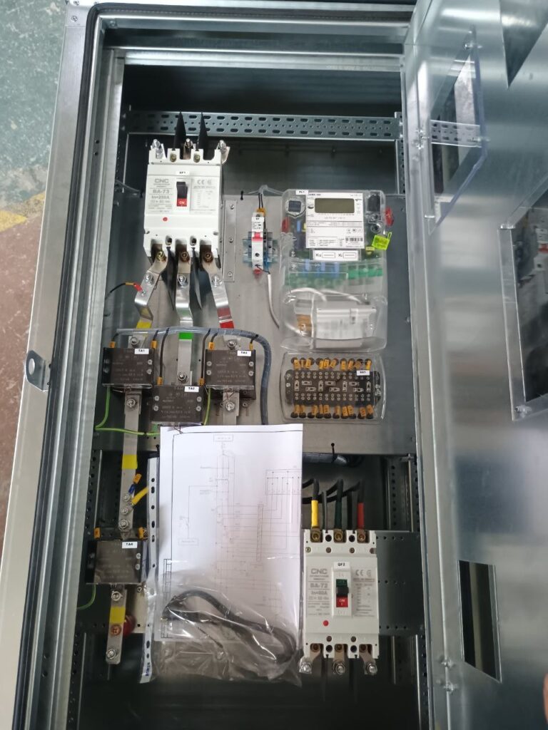 Assembly of an electricity metering cabinet with meter, current transformers and circuit breakers