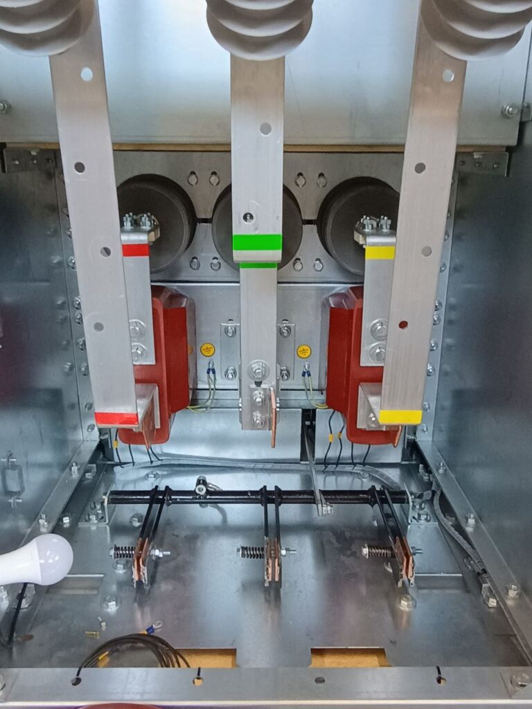 Busbar compartment of a 10 kV switchgear cell with main busbars and current transformers