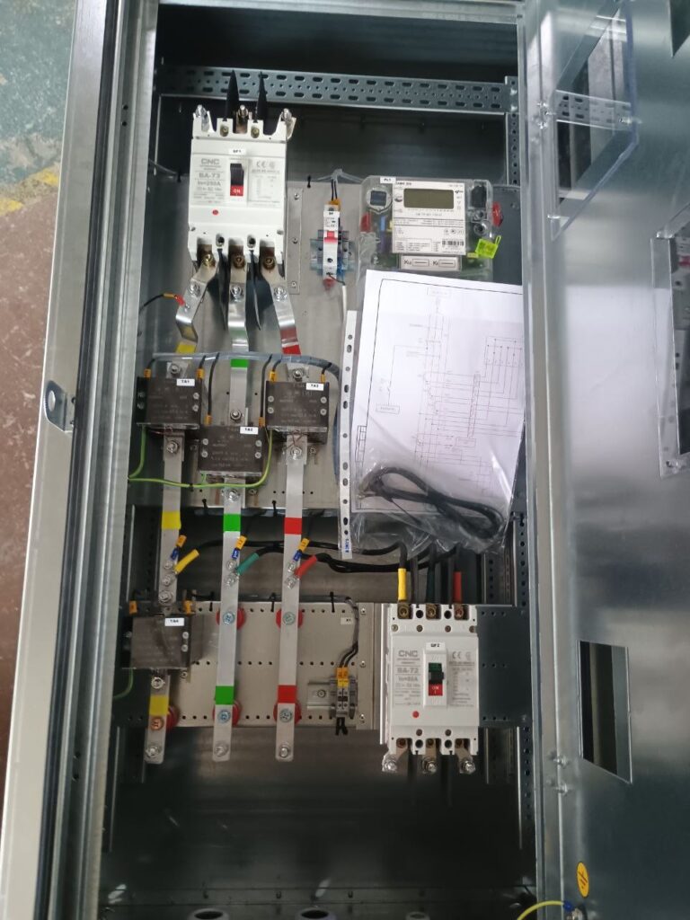Input distribution unit 0.4 kV with circuit breakers, phase-marked busbars and metering section