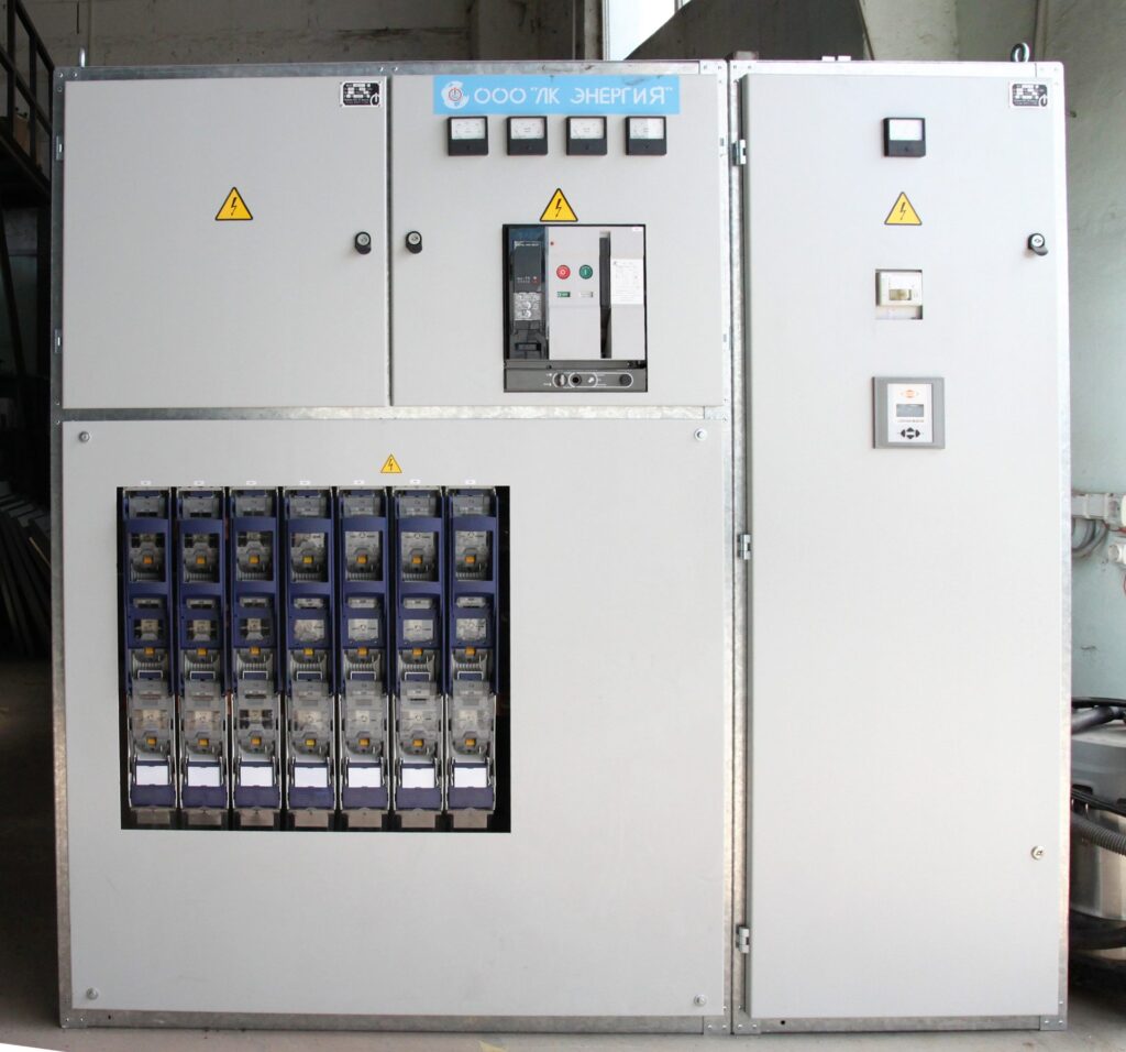 0.4 kV switchboard with air circuit breaker and fuse-switch disconnectors, manufactured by LK Energy