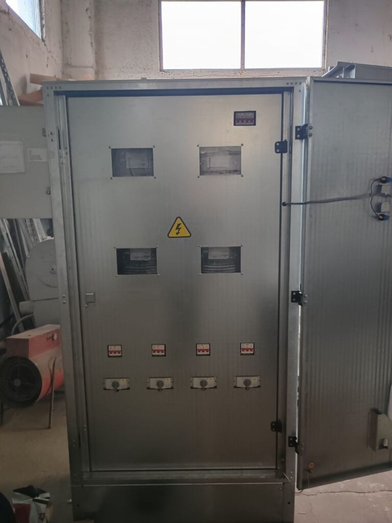 Metal-enclosed input distribution cabinet with inspection windows for electricity meters