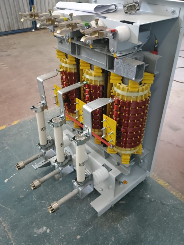 Withdrawable truck with three-phase voltage transformer and 10 kV high-voltage fuses